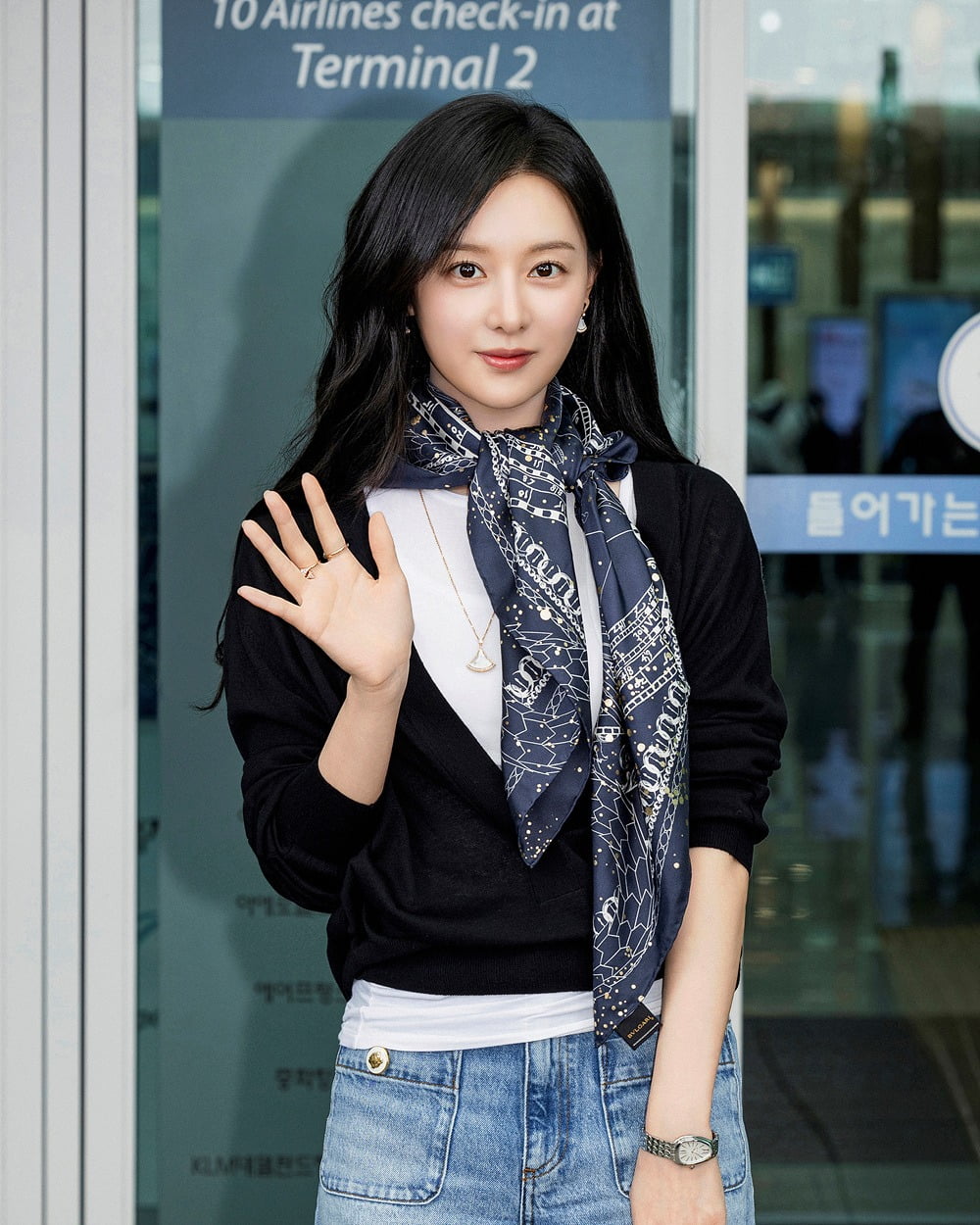 Actress Kim Ji-won Stuns with Elegant Charm and Stylish Airport Fashion