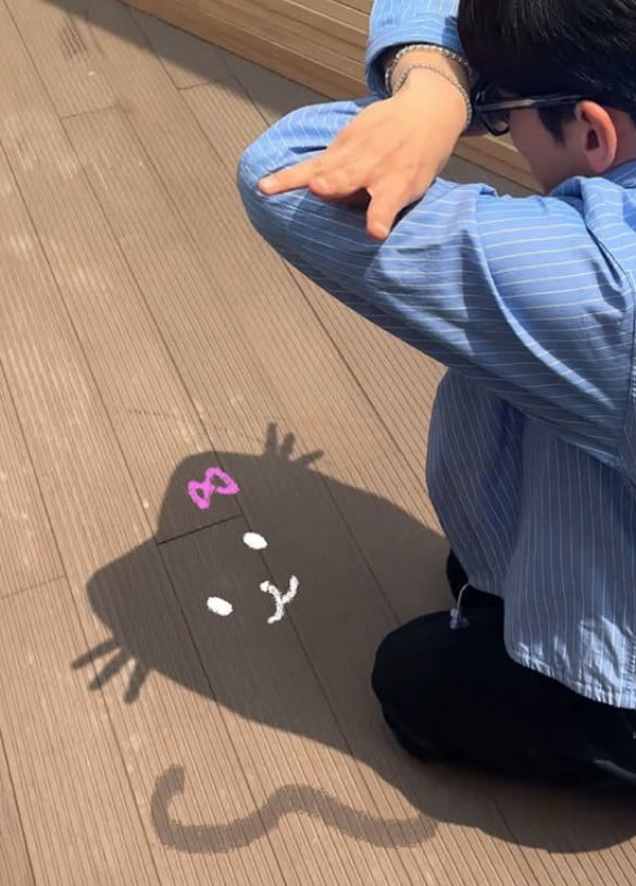Actor Ji Chang-wook Charms Fans with Adorable Shadow Art on Instagram