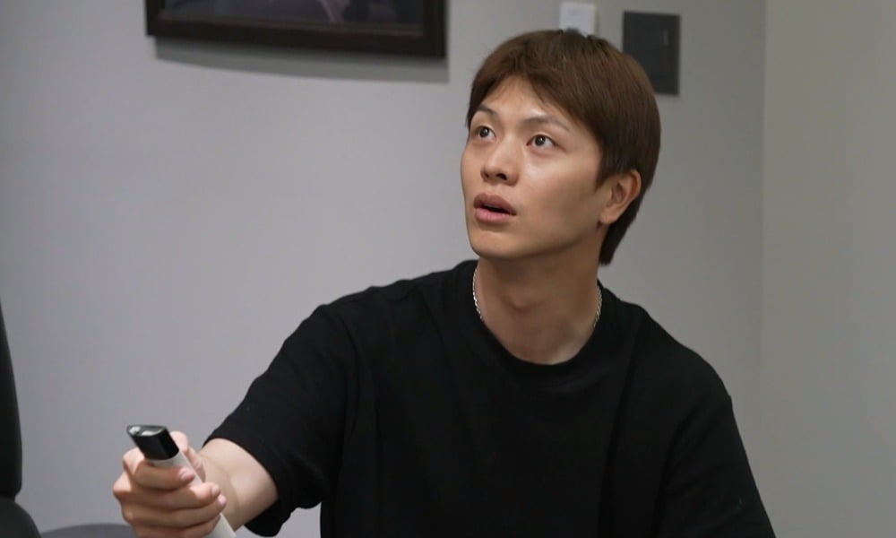 Yook Sungjae Takes on DIY Challenge with 'Black Enthusiast' Edition Home Makeover