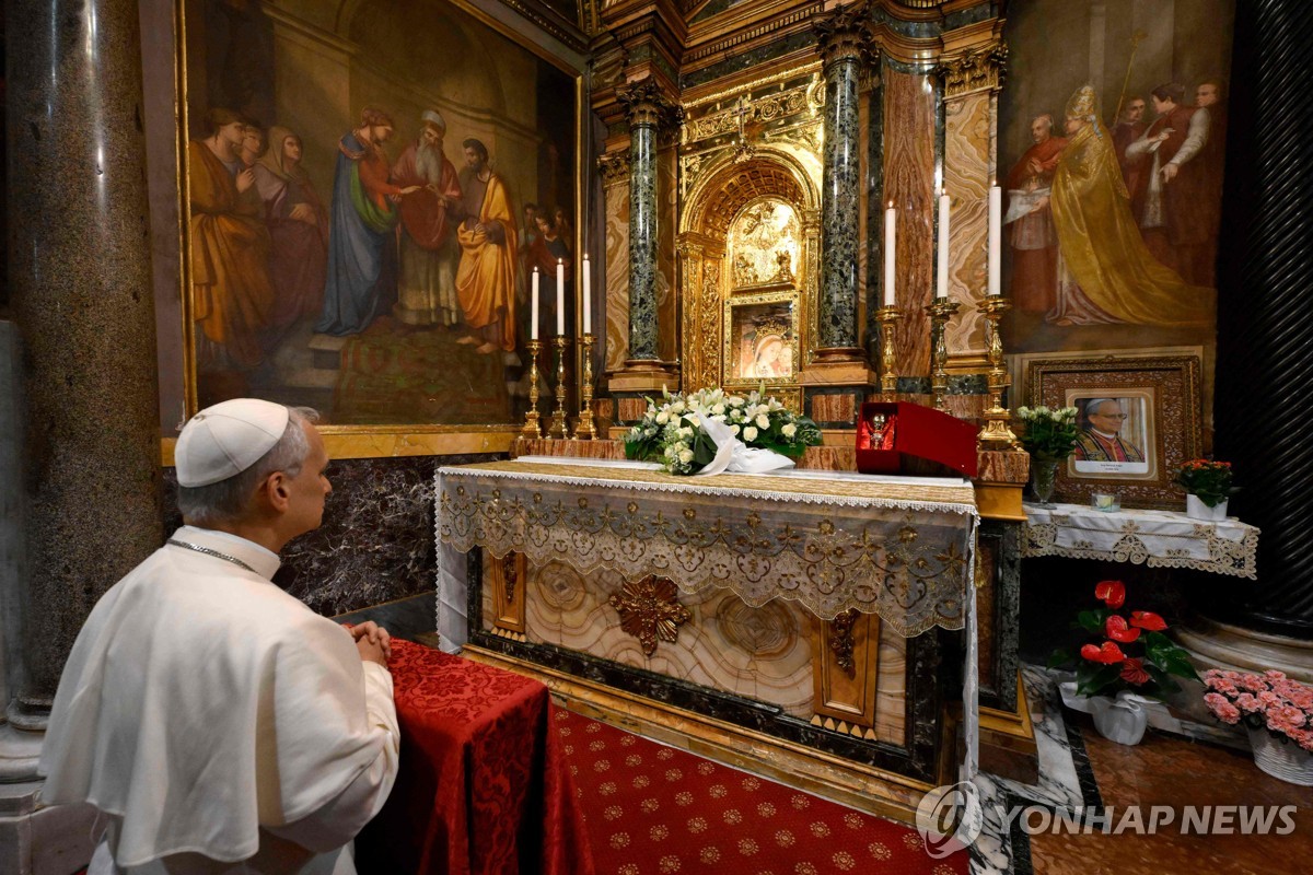새 교황 레오 14세, 전임 프란치스코 교황 무덤 참배