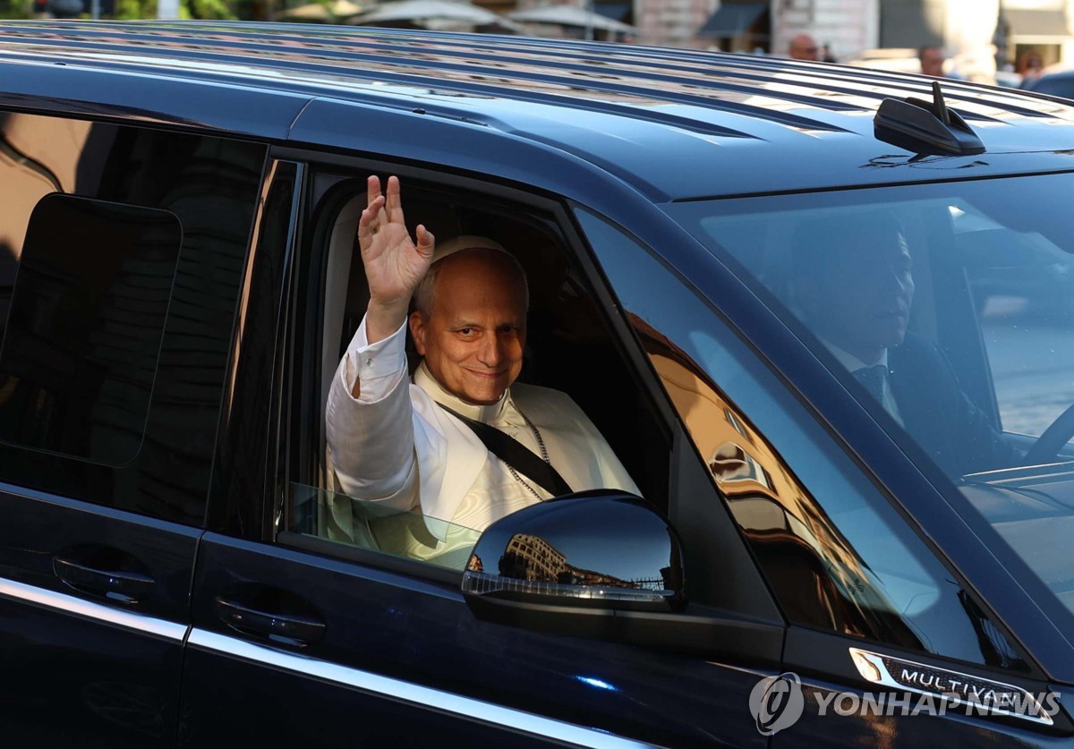 새 교황 레오 14세, 전임 프란치스코 교황 무덤 참배