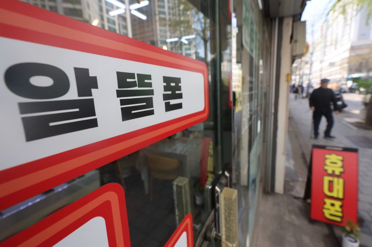 서울 시내 한 스마트폰 매장에 알뜰폰 관련 홍보물이 붙어있다. /사진=연합뉴스