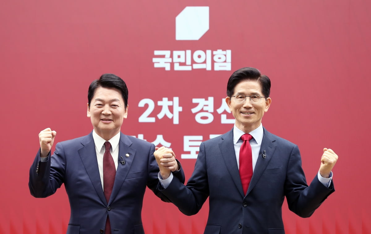 지난달 23일 서울 여의도 국민의힘 중앙당사에서 열린 2차 경선 토론회 미디어데이에서 국민의힘 안철수, 김문수 대선 경선 후보가 맞수 토론 대상으로 지명을 한 후 기념 촬영하고 있다. 사진=연합뉴스