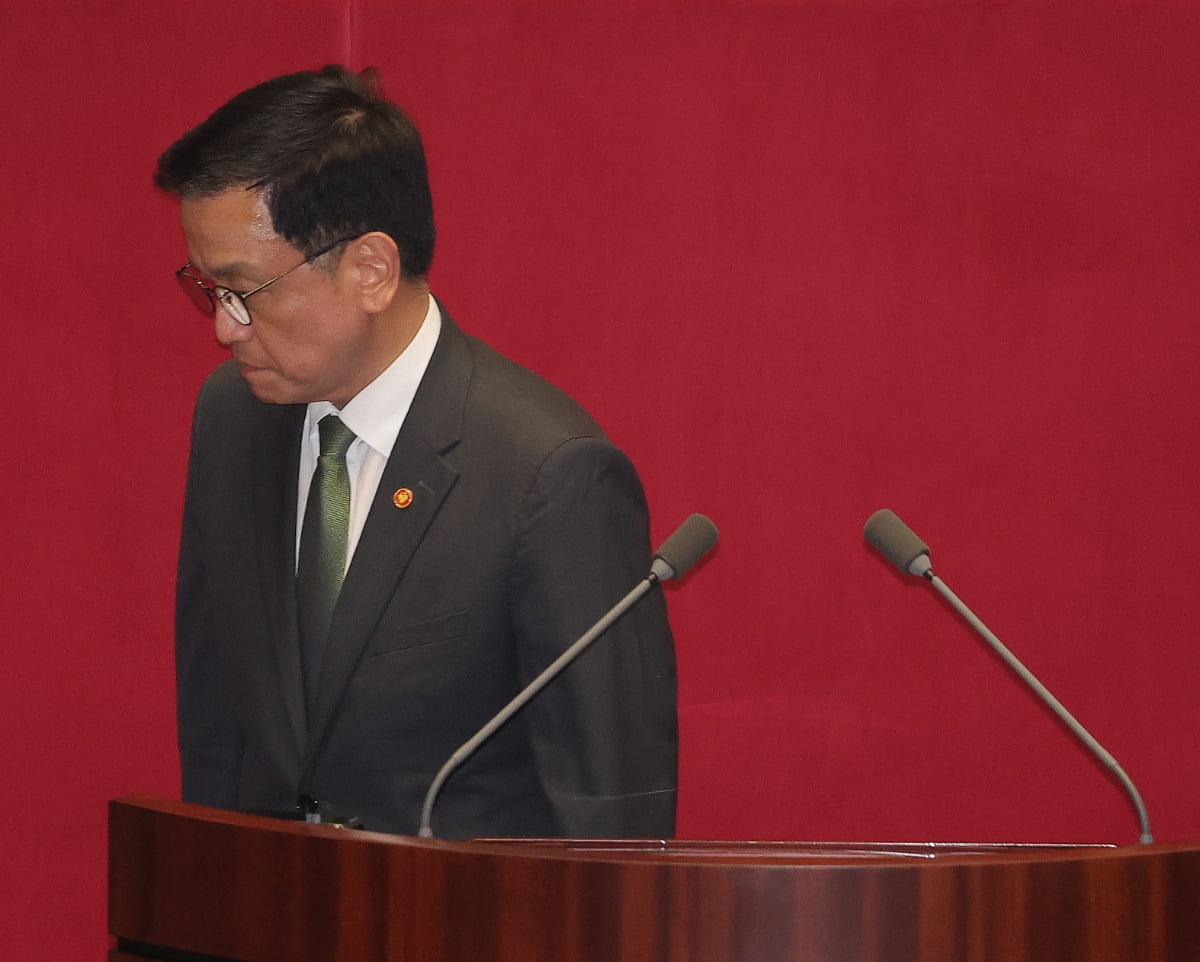 1일 국회 본회의장을 떠나는 최상목 부총리. / 사진=연합뉴스