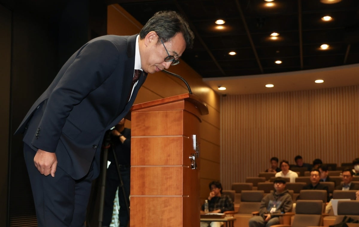 유영상 SK텔레콤 대표이사가 2일 서울 중구 T타워에서 열린 유심 정보 유출 관련 일일 브리핑에서 고개 숙여 사과하고 있다. 사진=연합뉴스