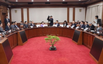 14명으로 줄어든 국무회의…헌법상 구성인원 미달해도 정상 가동하나