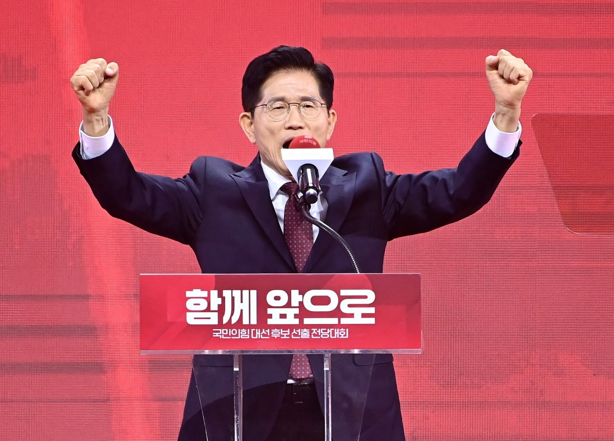 국민의힘 대선 후보로 선출된 김문수 후보가 3일 경기 고양시 킨텍스에서 열린 국민의힘 전당대회에서 수락 연설을 하고 있다./ 사진=연합뉴스