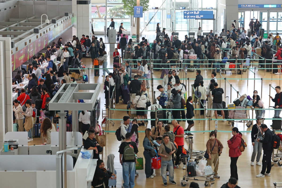 4일 인천국제공항 제1여객터미널 출국장이 여행객들로 붐비고 있다. 사진=연합뉴스