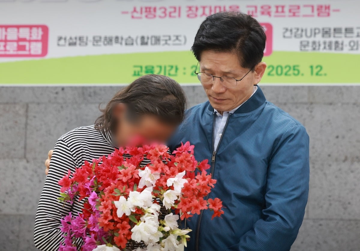 국민의힘 토토사이트 panda 대선 후보가 4일 한센인 마을인 경기도 포천시 장자마을을 방문해 간담회에서 편지를 읽은 주민이 전달한 꽃다발을 받은 뒤 주민을 위로하고 있다. 사진=연합뉴스