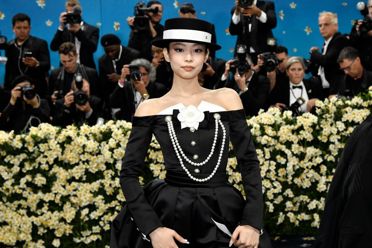 El disfraz de Jennie de Human Chanel, los artesanos tardaron 330 horas en completarlo | Economía coreana