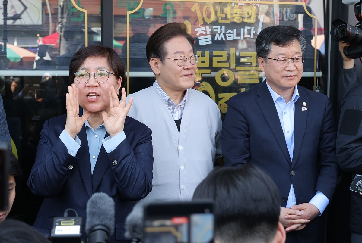 국토종주편'에 나선 지난 7일 전북 진안군 새참거리에서 정은경 총괄선대위원장(왼쪽)이 지지를 호소하고 있다. 사진=연합뉴스