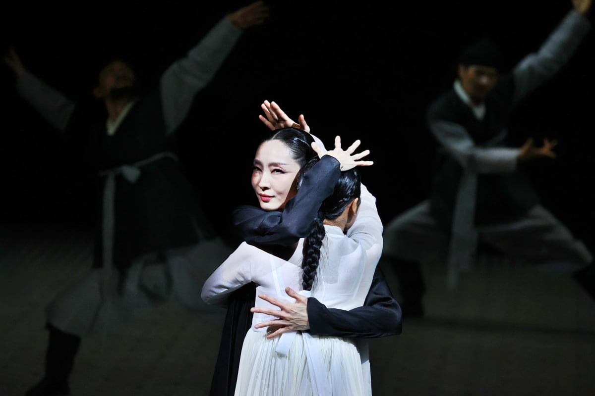  8일 오후 서울 중구 국립정동극장에서 열린 개관 30주년 기념 전통연희극 '단심'(單沈) 프레스콜에서 무용수들이 주요 장면을 시연하고 있다./사진=연합뉴스