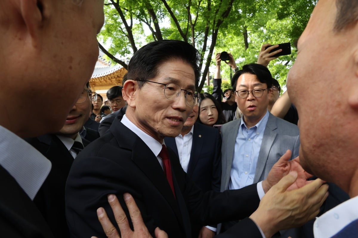 국민의힘 김문수 대선후보가 8일 무소속 한덕수 대선 예비후보와 후보 단일화 관련 회동을 하기 위해 서울 국회 사랑재에 위치한 커피숍으로 향하고 있다. 사진=연합뉴스