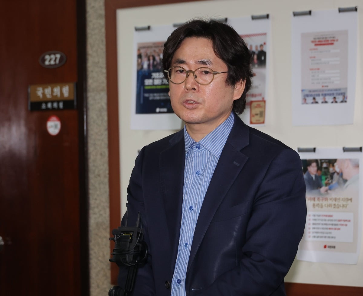 한덕수 대선 예비 토토사이트 운영자 공소시효 측 대리인인 윤기찬 정책 대변인이 10일 국회에서 재개된 국민의힘 김문수 대선 토토사이트 운영자 공소시효와 한덕수 토토사이트 운영자 공소시효 간의 단일화 협상이 결렬된 뒤 취재진 질문에 답하고 있다.  사진=연합뉴스