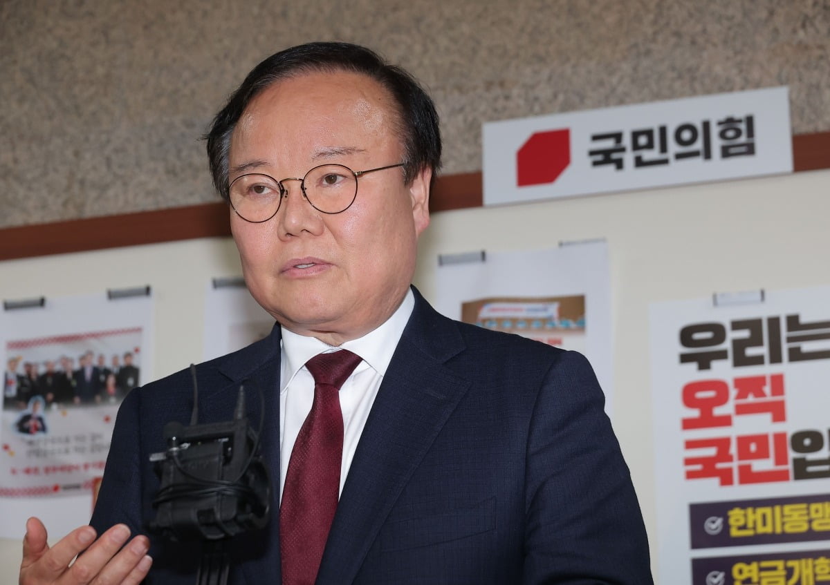 국민의힘 김문수 대선 토토사이트 운영자 공소시효측의 김재원 비서실장이 10일 국회에서 재개된 국민의힘 김문수 대선 토토사이트 운영자 공소시효와 한덕수 토토사이트 운영자 공소시효 간의 단일화 협상이 결렬된 뒤 취재진 질문에 답하고 있다. 사진=연합뉴스