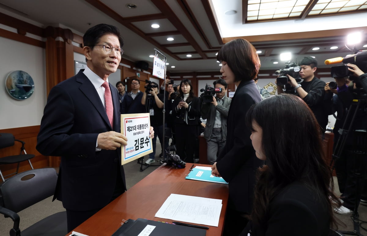 해외 실시간 토토사이트 국민의힘 대선 후보가 11일 경기도 과천 중앙선거관리위원회에서 제21대 대통령선거 후보 등록을 하고 있다. / 사진=연합뉴스
