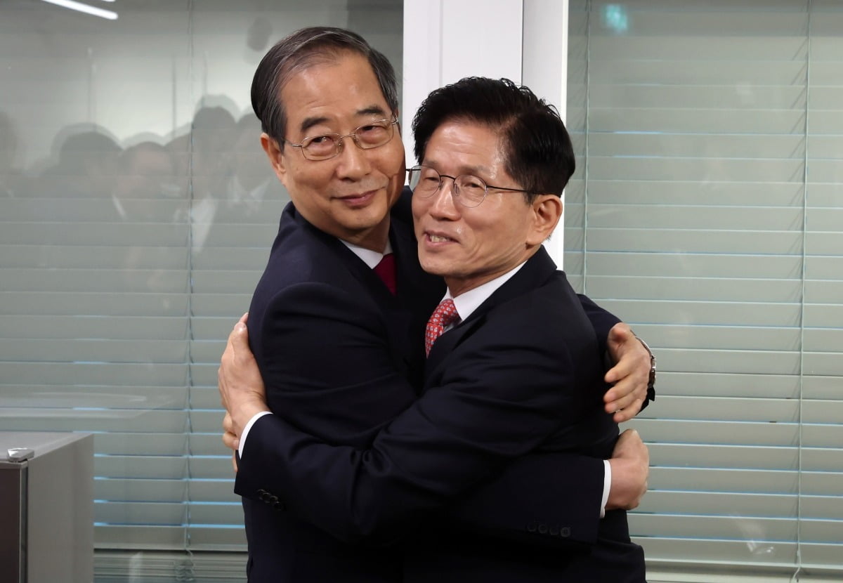 국민의힘 김문수 대선 후보와 한덕수 전 국무총리가 11일 서울 여의도 국민의힘 대선후보 사무실에서 회동을 마친 뒤, 포옹하고 있다. 사진=연합뉴스