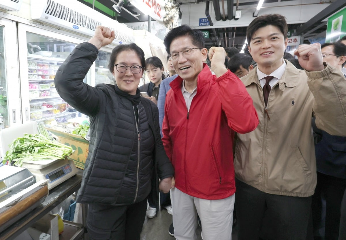 제21대 대통령 선거 공식 선거운동 첫날인 12일 국민의힘 토토사이트 토사장 대선 후보가 서울 송파구 가락시장을 방문해 상인들과 기념촬영을 하고 있다. 사진=연합뉴스