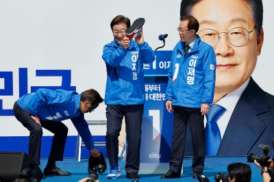 이재명, 구두 벗고 운동화 신었다…선거운동 '첫발'