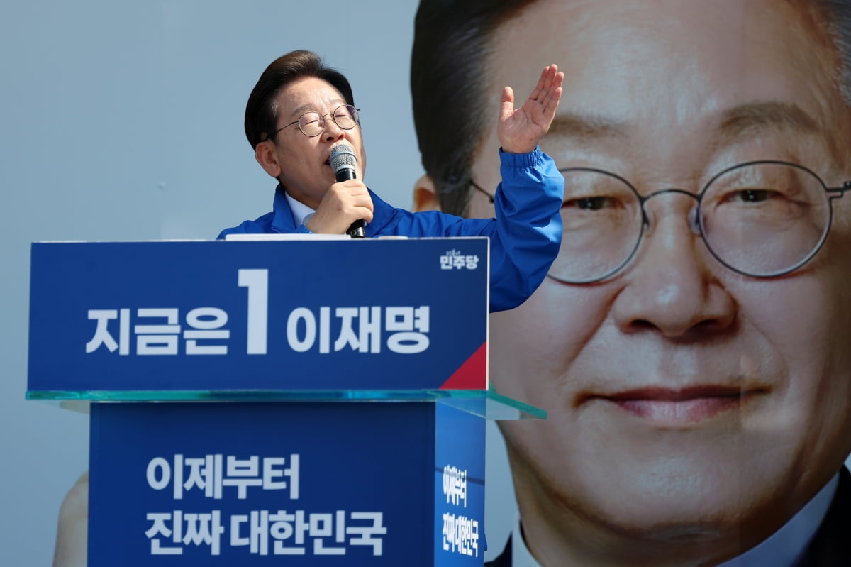 이재명 더불어호빵맨토토 대선 후보가 6·3 대통령선거 공식 선거운동 첫날인 12일 경기 화성시 동탄 센트럴파크 음악분수중앙광장 유세장에서 연설하고 있다./ 사진=연합뉴스