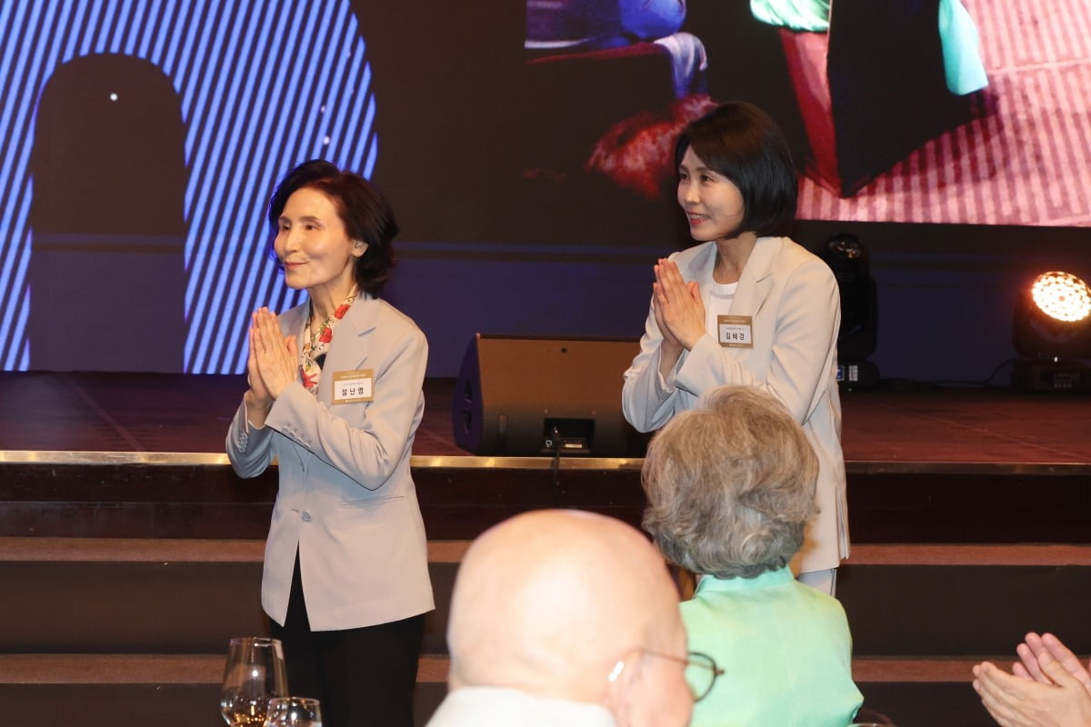 국민의힘 김문수 대선 후보의 부인 토토사이트 로그인 넘기기 씨(왼쪽)와 더불어민주당 이재명 대선 후보의 부인 김혜경 씨가 12일 서울 중구 신라호텔에서 열린 중앙신도회 창립 70주년 기념식에서 참석자들을 향해 인사하고 있다. 사진=연합뉴스