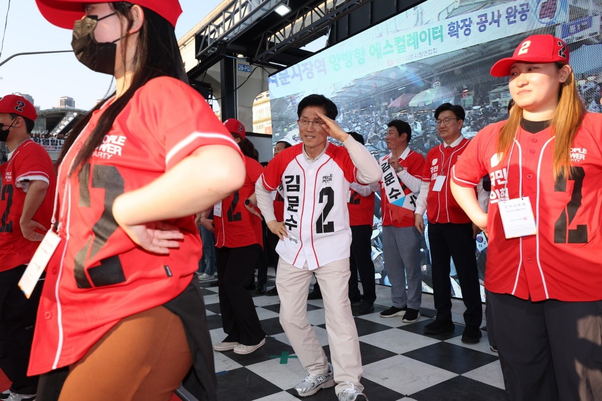 국민의힘 토토사이트 panda 대선 후보가 12일 대구 서문시장에서 선거운동원들과 춤을 선보이고 있다. 사진=연합뉴스