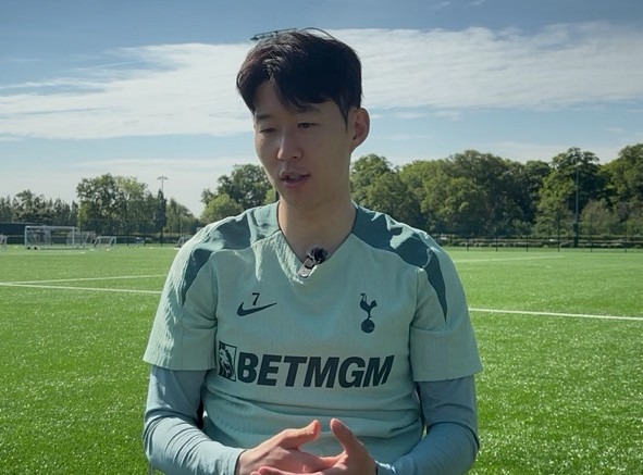 손흥민(토트넘)이 12일(현지시간) 유럽축구연맹(UEFA) 유로파리그(UEL) 결승을 앞두고 북런던 토트넘 홋스퍼 FC 트레이닝 그라운드에서 열린 미디어 오픈 데이에서 한국 취재진과 만나 인터뷰하고 있다.  /사진=연합뉴스