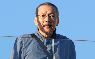 '韓 장편 0편' 칸 영화제 개막…홍상수 호텔 발코니서 포착