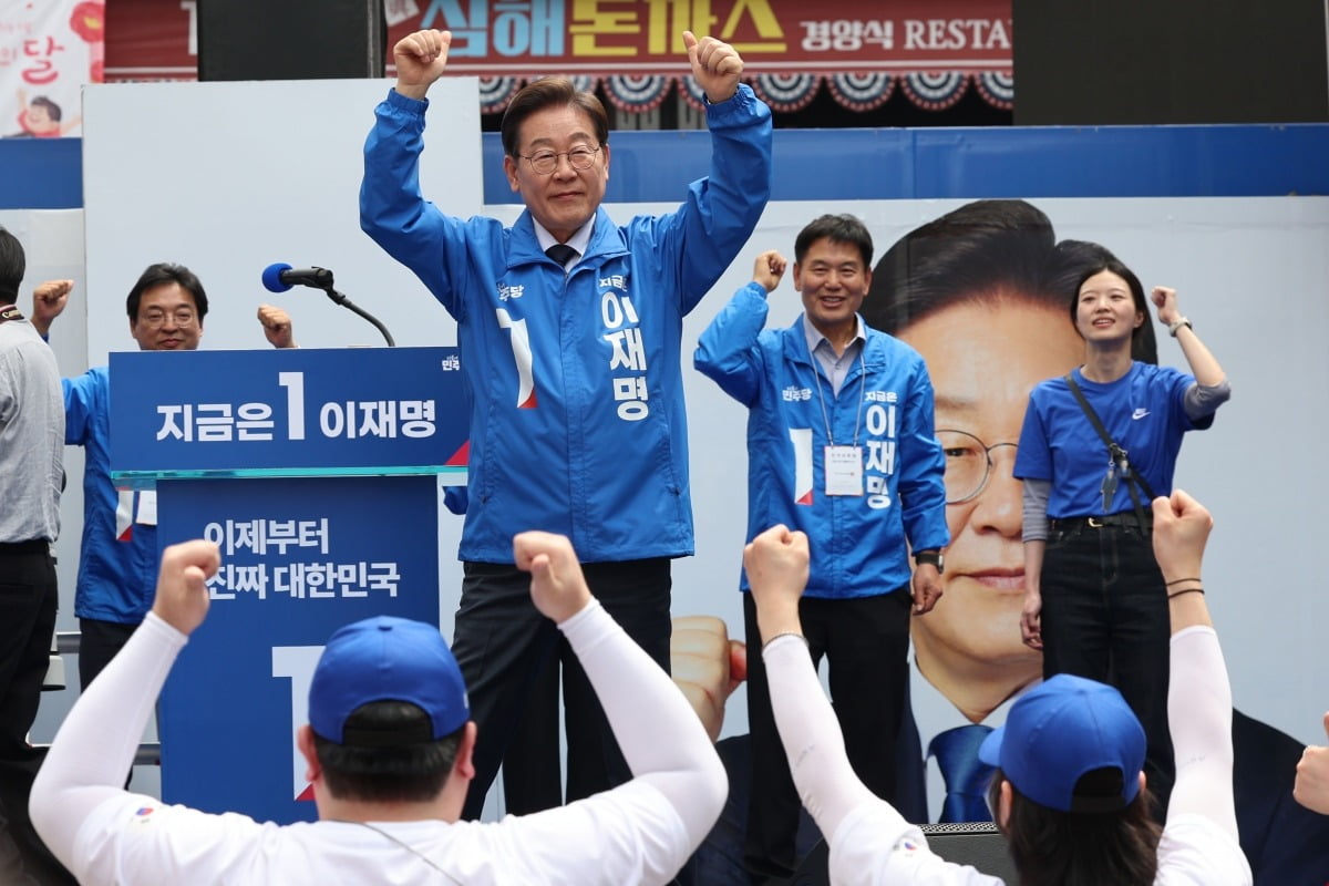 더불어민주당 이재명 토토사이트 panda 후보가 13일 '보수의 심장'이라고 불리는 대구광역시의 동성로 거리에서 집중 유세를 하고 있다. 사진=연합뉴스