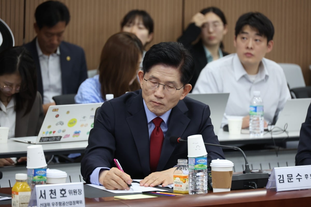 국민의힘 토토사이트 공지 대선 후보가 14일 경남 사천시 우주항공청을 방문, 브리핑을 듣고 있다./사진=연합뉴스
