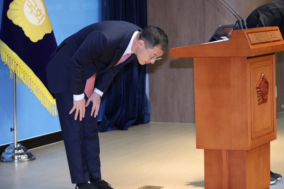 국민의힘을 탈당한 무소속 김상욱 의원이 15일 서울 여의도 국회 소통관에서 더불어민주당 이재명 대선 후보에 대한 지지를 선언한 뒤 인사하고 있다. 사진=연합뉴스