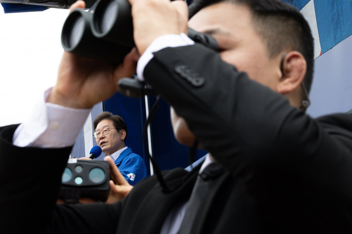 더불어민주당 이재명 대선토토사이트 대공원 유세장에서 경호원이 경계 근무를 서고 있다. 사진=연합뉴스