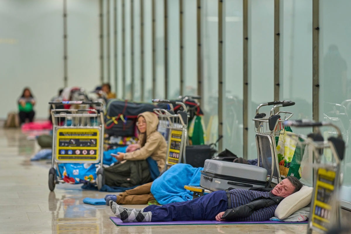유명 관광지의 몰락…공항 점령한 노숙자들 '경악'