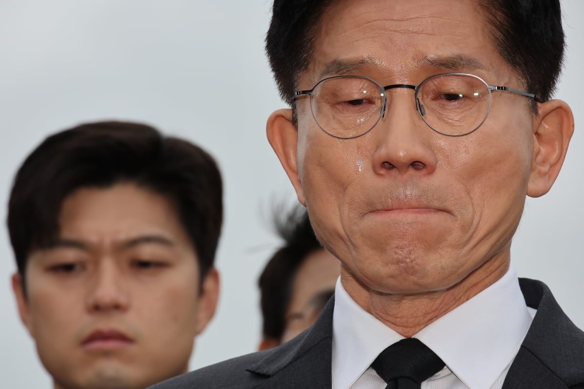 국민의힘 김문수 대선 후보가 광주 북구 국립 5·18 민주묘지를 찾아 박관현 열사 묘역에서 참배하던 중 토토사이트 panda을 흘리고 있다. 사진=연합뉴스