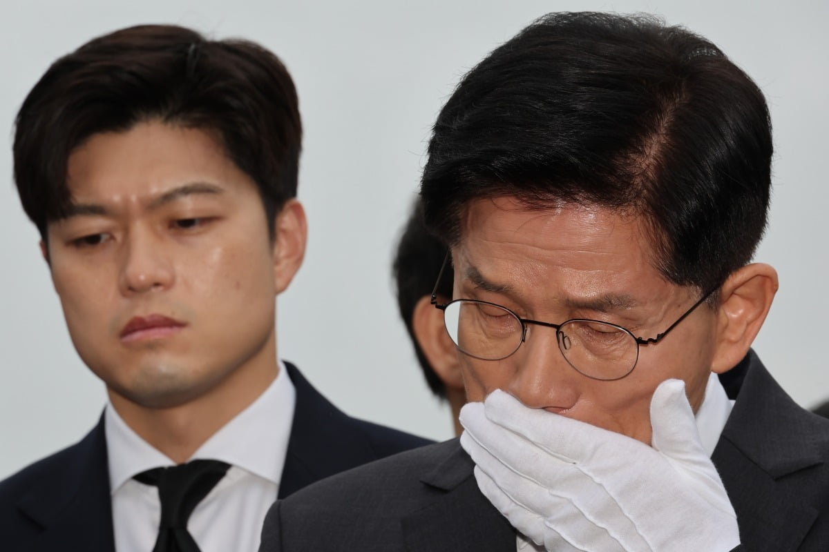 국민의힘 김문수 대선 후보와 김용태 비상대책위원장이 17일 광주 북구 국립 5·18 민주묘지를 찾아 박관현 열사 묘역에서 참배하던 중 토토사이트 panda을 흘리고 있다. 사진=연합뉴스