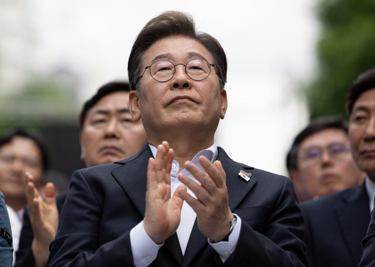 [속보] 이재명 "4년 연임제 도입…대통령 권한 분산하자"