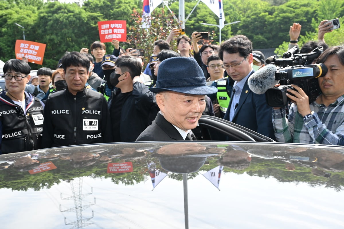 안창호 위원장이 18일 시민들 반발에 기념식장에 입장하지 못하고 돌아가고 있다. / 사진=연합뉴스