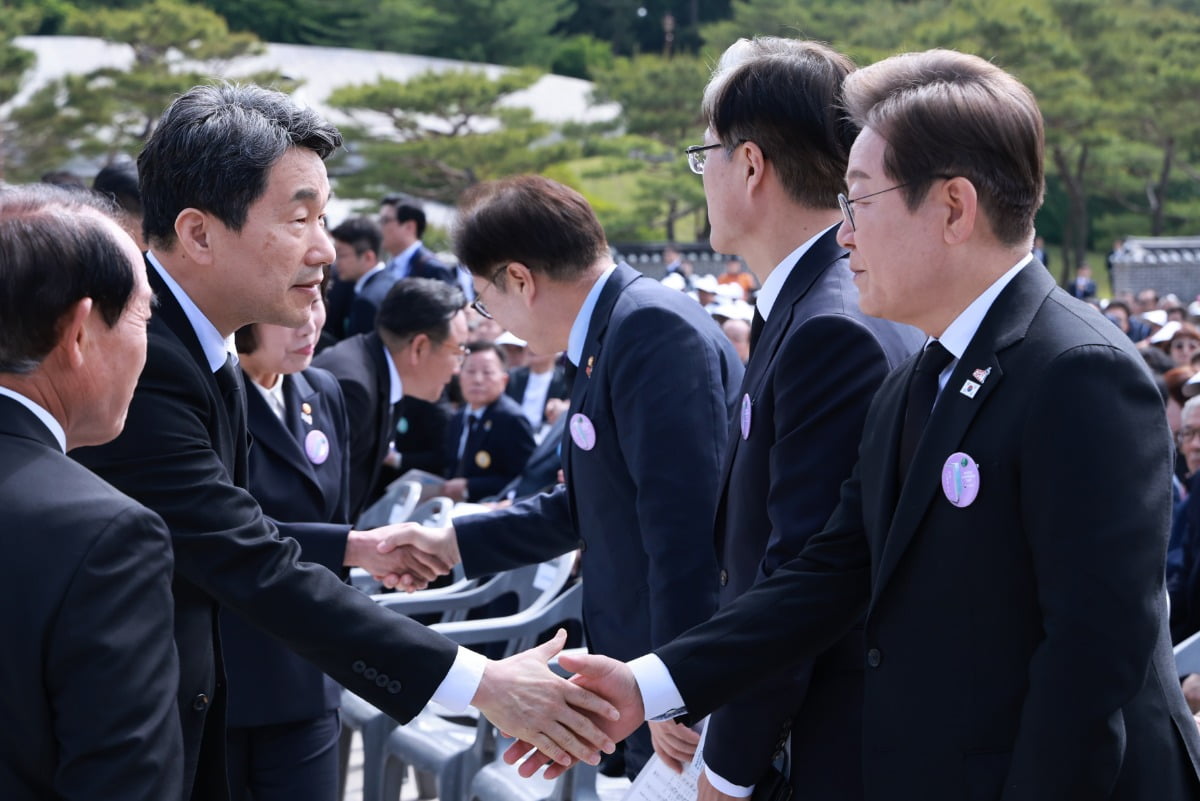18일 5·18 민주화운동 45주년 기념식에서 이주호 권한대행(왼쪽)과 이재명 후보가 인사하고 있다. / 사진=연합뉴스