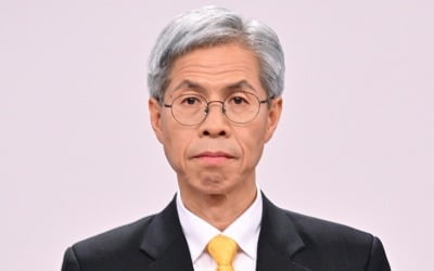 권영국 "尹 내란 우두머리 인정하냐"…김문수 "재판중" [대선 토론]