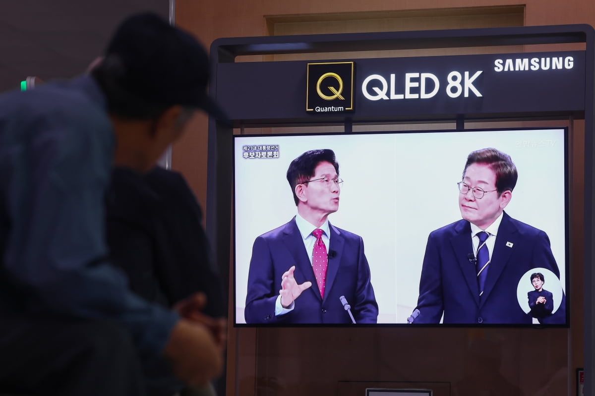 18일 서울역 대합실에서 시민들이 제21대 대선 1차 후보자 토론회 중계방송을 지켜보고 있다. 사진=연합뉴스