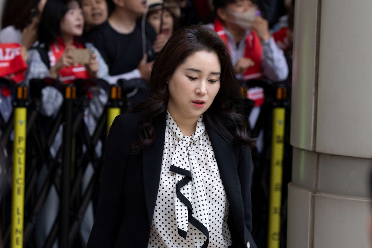 윤석열 전 대통령의 변호인단인 김계리 변호사가 19일 서울 서초구 중앙지방법원에서 열린 내란 우두머리 혐의, 직권남용 권리행사방해 혐의 사건 4차 공판에 출석하기 위해 법정으로 향하고 있다. / 사진=연합뉴스