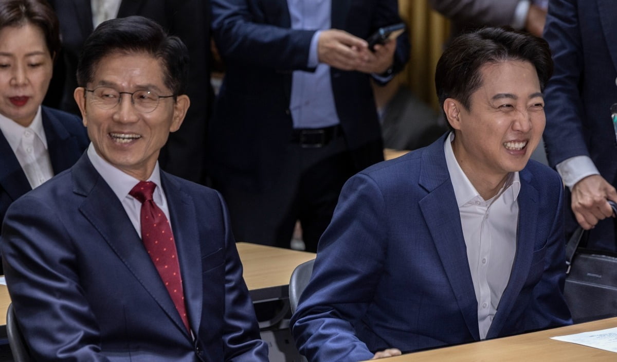 국민의힘 김문수 대선후보와 개혁신당 이준석 대선후보가 19일 서울 중구 서울시청에서 열린 '약자와 동행하는 서울 토론회'에 참석해 내빈들과 인사하고 있다. 사진=연합뉴스