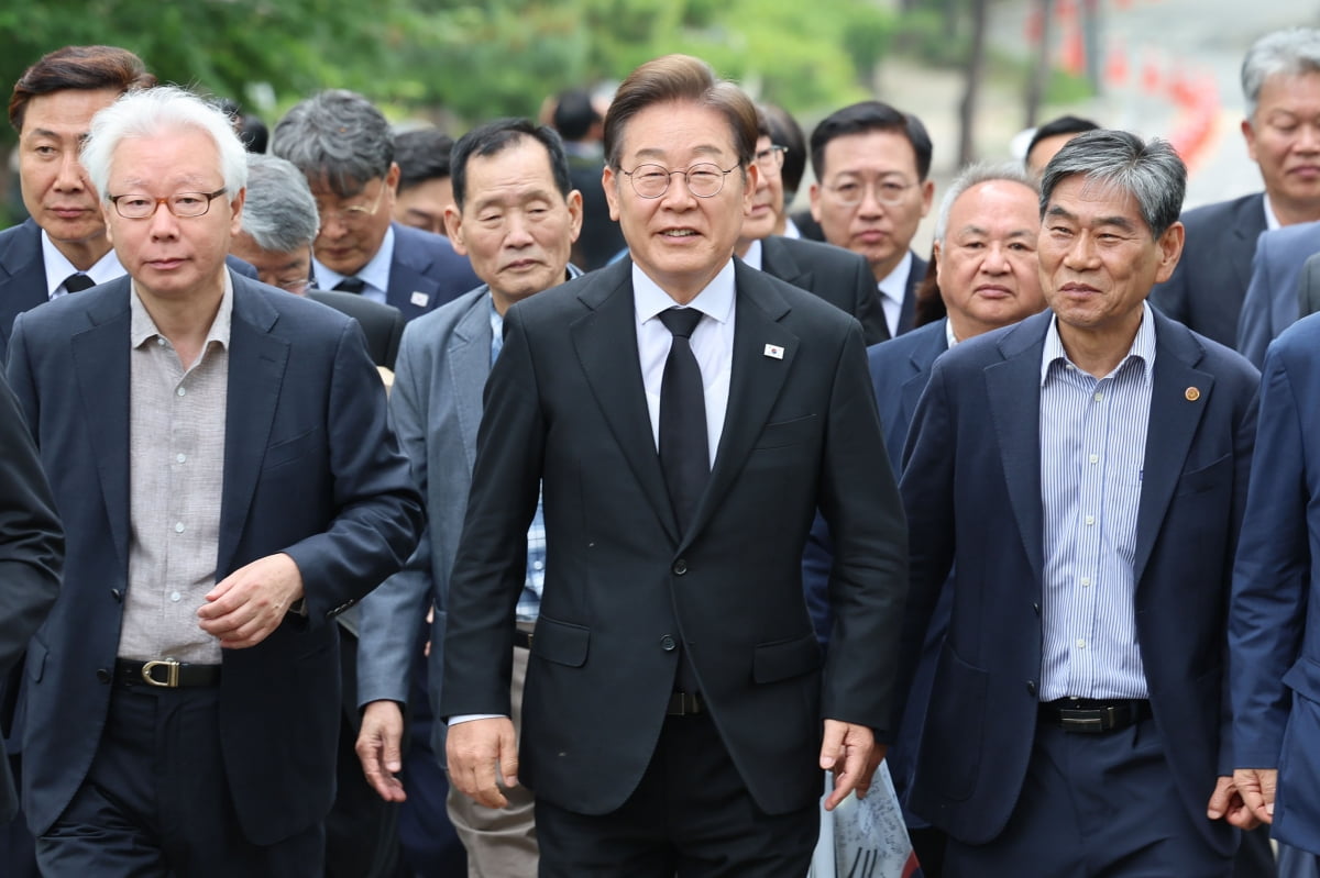 이재명 더불어민주당 대선 후보가 19일 독립운동가 후손들과 함께 서울 용산구 백범김구 묘역을 참배하고 있다. / 사진=연합뉴스