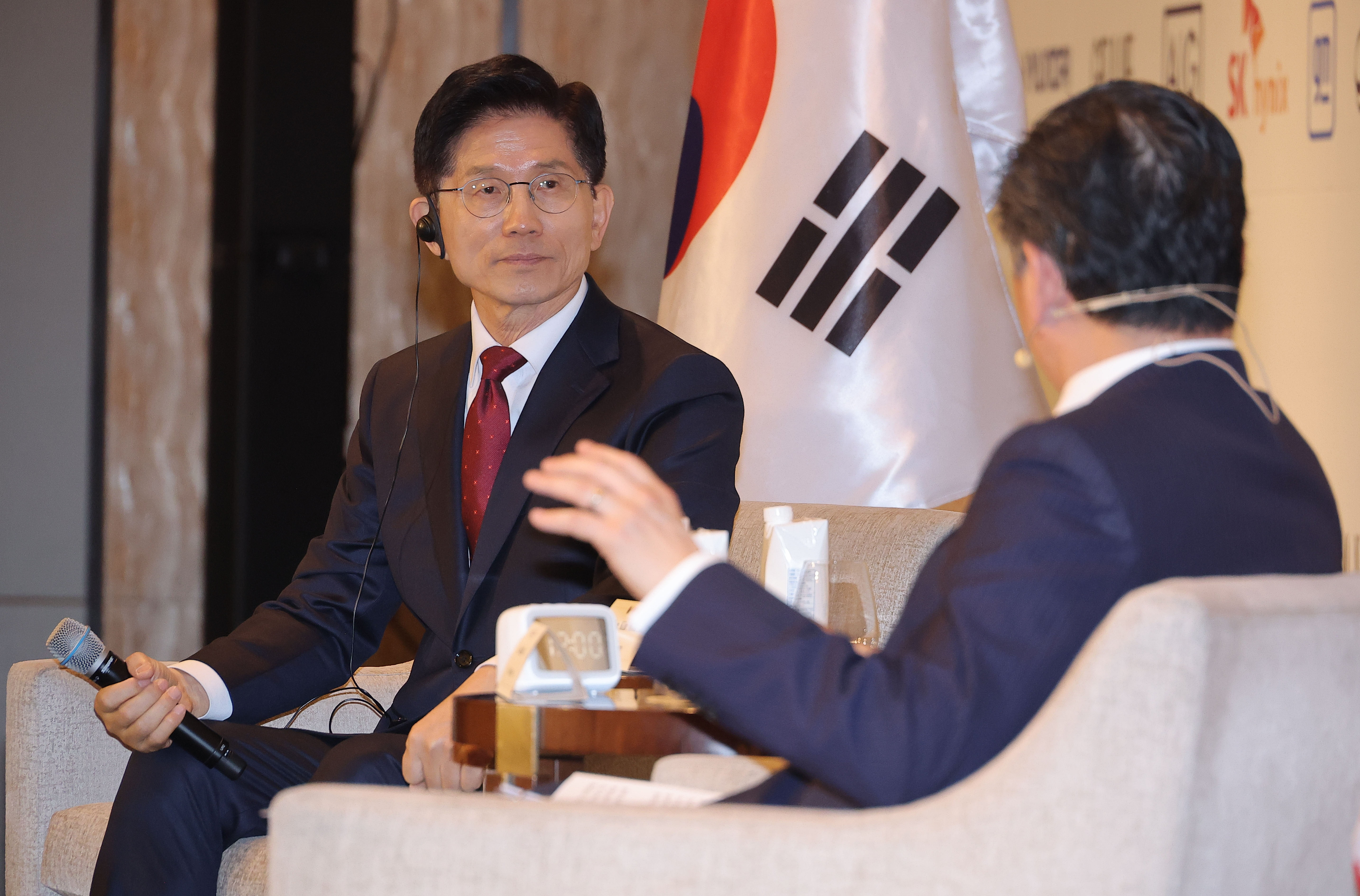 국민의힘 김문수 대선 후보가 19일 서울 종로구 포시즌스 호텔에서 열린 주한미국상공회의소(암참) 간담회에서 제임스 김 암참 회장과 대담을 하고 있다. 사진=연합뉴스