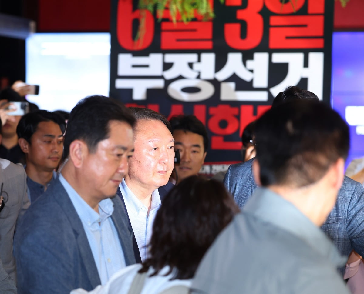 윤석열 전 대통령이 21일 서울 메가박스 동대문에서 다큐멘터리 영화 '부정토토사이트 크롤링, 신의 작품인가'를 관람하고 영화관을 나서고 있다. 연합뉴스