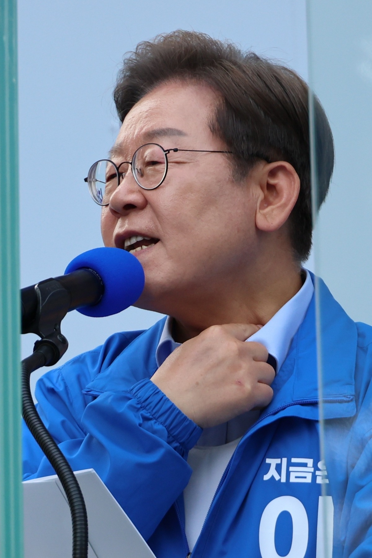 더불어민주당 이재명 대선 후보가 21일 인천광역시 서구 청라동 유세에서 피습 부위를 짚으며 방탄유리 설치 관련 비판에 대해 항변하고 있다. 사진=연합뉴스