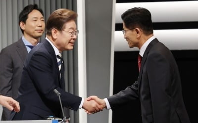 김문수 "황제 헬기로 서울대병원 가" 이재명 "의료진 판단" [대선 토론]