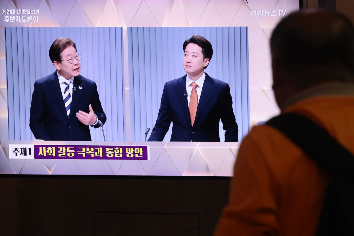 대선 토론 나선 이재명-토토사이트 구 레드 후보 / 사진=연합뉴스
