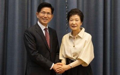 [속보] 박근혜, 김문수에 "지난 일 연연말고 뭉쳐서 선거 이겨달라"
