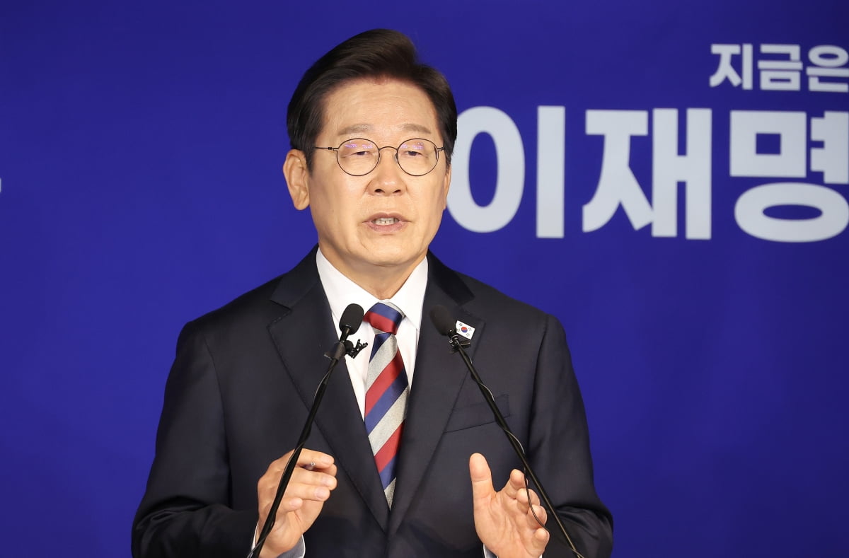 더불어엘클라시코 토토사이트 이재명 대선 후보가 지난 25일 서울 여의도 당사에서 열린 기자회견에서 취재진의 질문에 답변하고 있다. 사진=연합뉴스